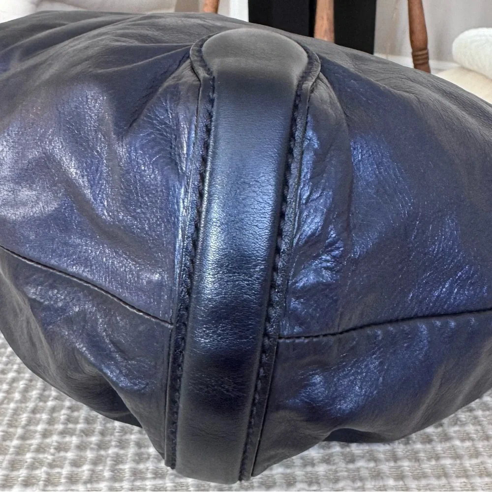 Gucci Metallic Leather Galaxy Chain Hobo
Size: 14.50" (L) x 5.00" (W) x 10 - Picture 10 of 16